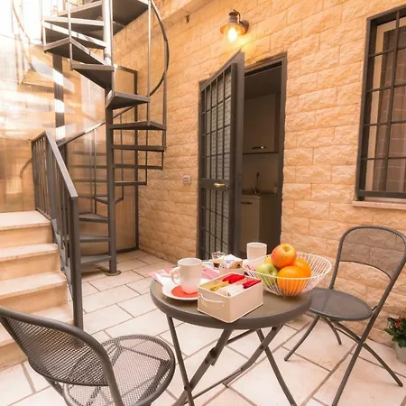 Leonina 75 Holidays Apartment