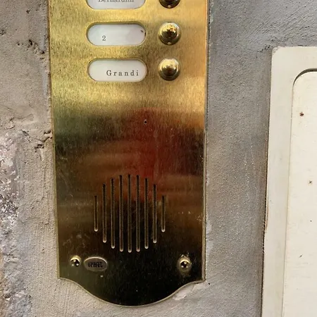 Leonina 75 Holidays Apartament *